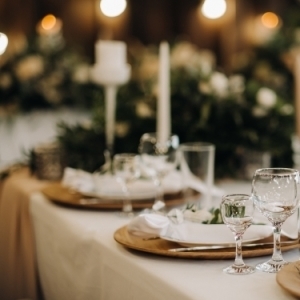 Tischdeko-Inspirationen für eine schlichte Hochzeit
